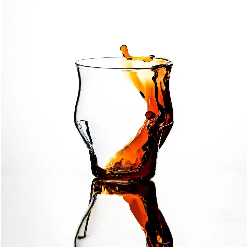 Icosa Alto Coffee Glass mit Kaffee und charakteristischer Sanduhrform
