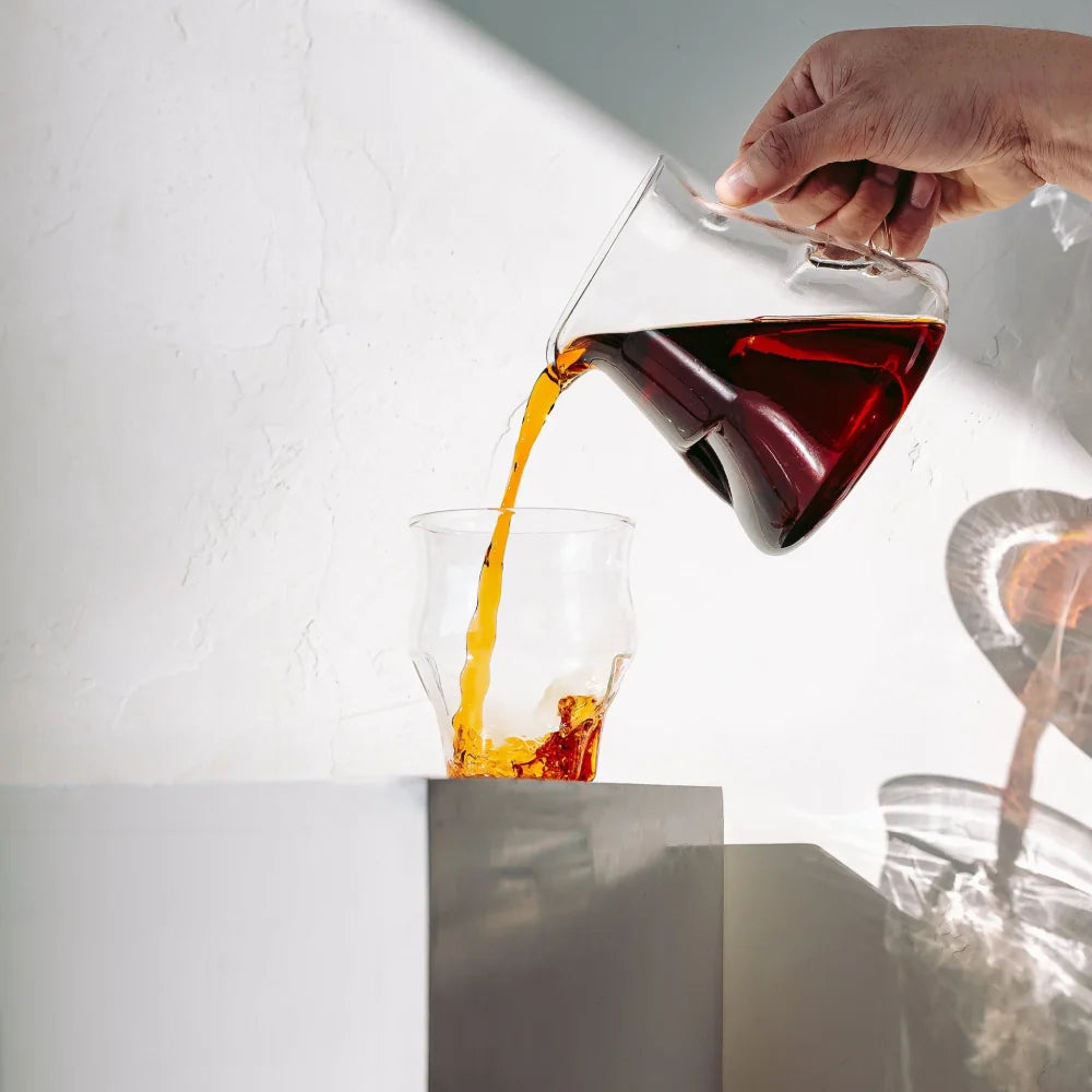 Filterkaffee wird in das Icosa Alto Coffee Glass 330 ml eingeschenkt