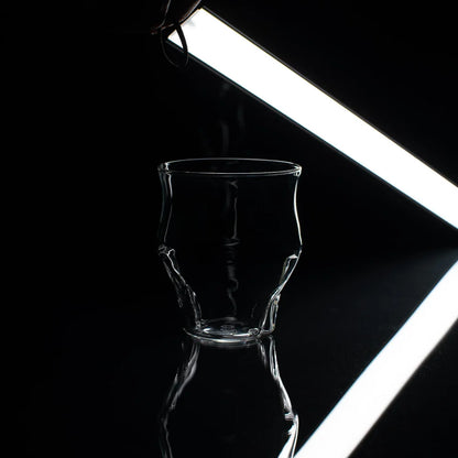 Icosa Alto Coffee Glass aus Borosilikatglas mit Sanduhr-Silhouette