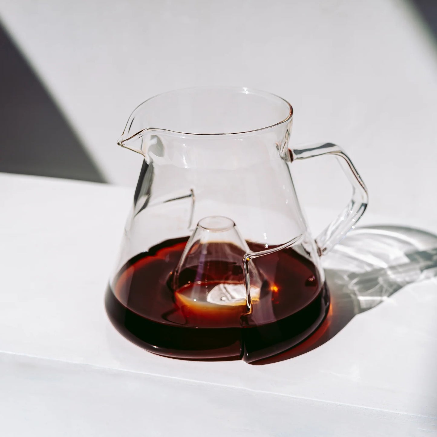 Icosa Cyclone Carafe Standard 550 ml mit frisch gebrühtem Kaffee