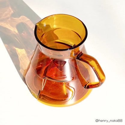 Icosa Cyclone Carafe 550 ml Amber Kaffeekaraffe im Sonnenlicht