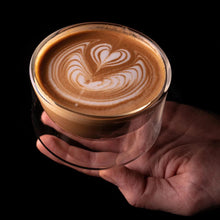 Laden Sie das Bild in den Galerie-Viewer, Kruve Imagine Gläser für Latte 250 ml 2 St., Latte Art