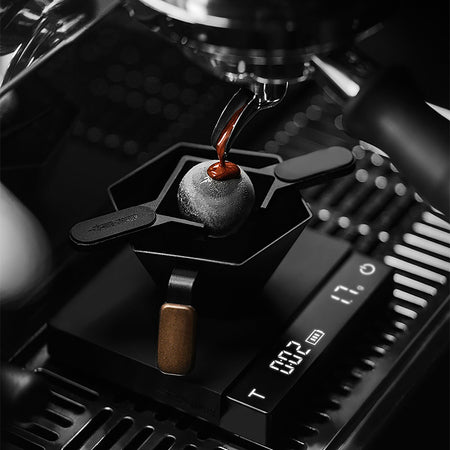 MHW-3BOMBER Espresso Cooling Ball unter dem Auslauf einer Espressomaschine