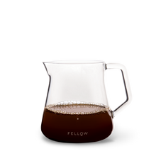 Load image into Gallery viewer, Fellow Kanne Mighty Small Glass Carafe Clear, mit Kaffee
