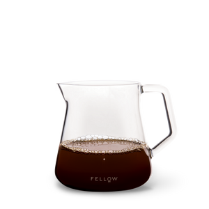 Fellow Kanne Mighty Small Glass Carafe Clear, mit Kaffee