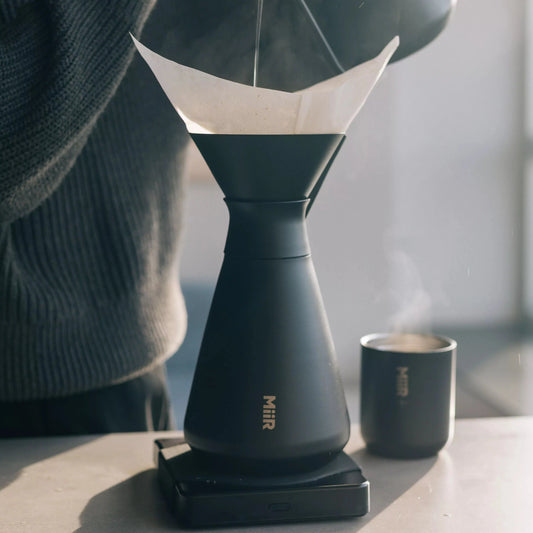 MiiR New Standard Carafe bei der Pour-Over Kaffeezubereitung