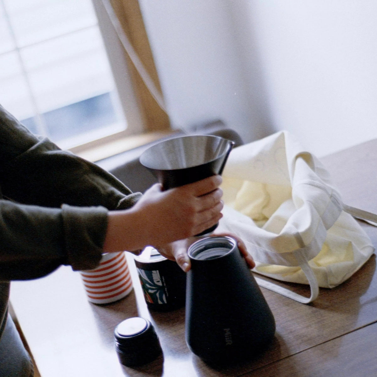 MiiR New Standard Carafe beim Servieren von Filterkaffee