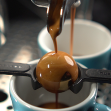 Load image into Gallery viewer, Nucleus Paragon Espresso Brewing Tool bei der Espressozubereitung