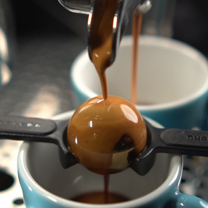 Nucleus Paragon Espresso Brewing Tool bei der Espressozubereitung