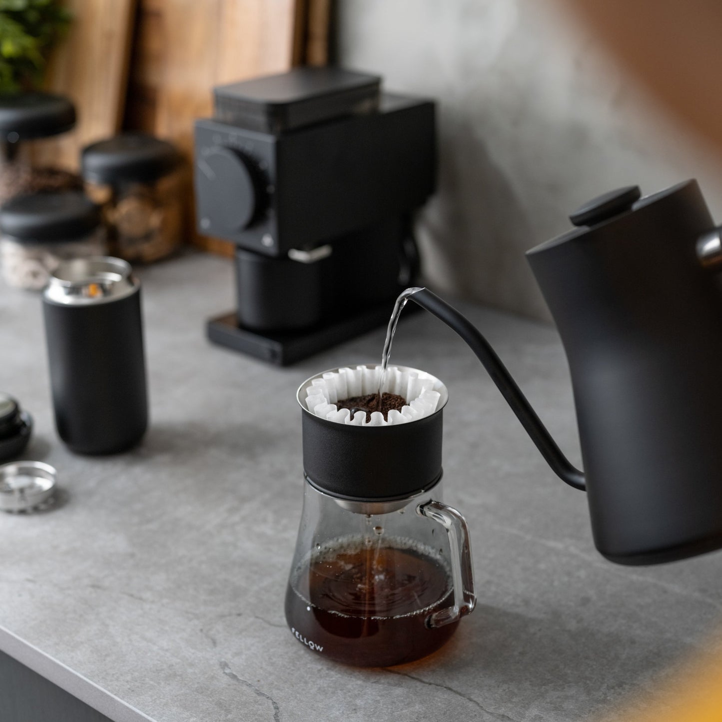 Zubereitung mit dem Fellow Stagg X Pour Over Dripper Handfilter, mit Mighty Small Glass Carafe und Fellow Stagg EKG schwarz