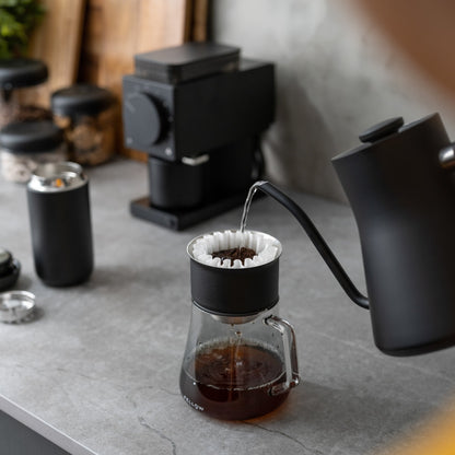 Zubereitung mit dem Fellow Stagg X Pour Over Dripper Handfilter, mit Mighty Small Glass Carafe und Fellow Stagg EKG schwarz