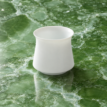 Origami Harmony Cup White auf Onyx Platte