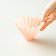 Laden Sie das Bild in den Galerie-Viewer, Origami Handfilter Dripper Air M Matt Pink