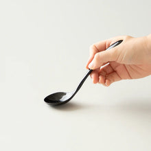 Load image into Gallery viewer, Origami Cupping Spoon Porzellan schwarz