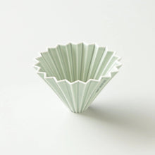 Laden Sie das Bild in den Galerie-Viewer, Origami Handfilter Dripper M Matt Green