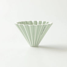 Laden Sie das Bild in den Galerie-Viewer, Origami Handfilter Dripper M Matt Green