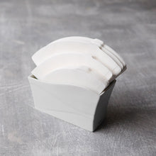 Hario V60 Papierfilter verschiedener Größen in Filterhalter
