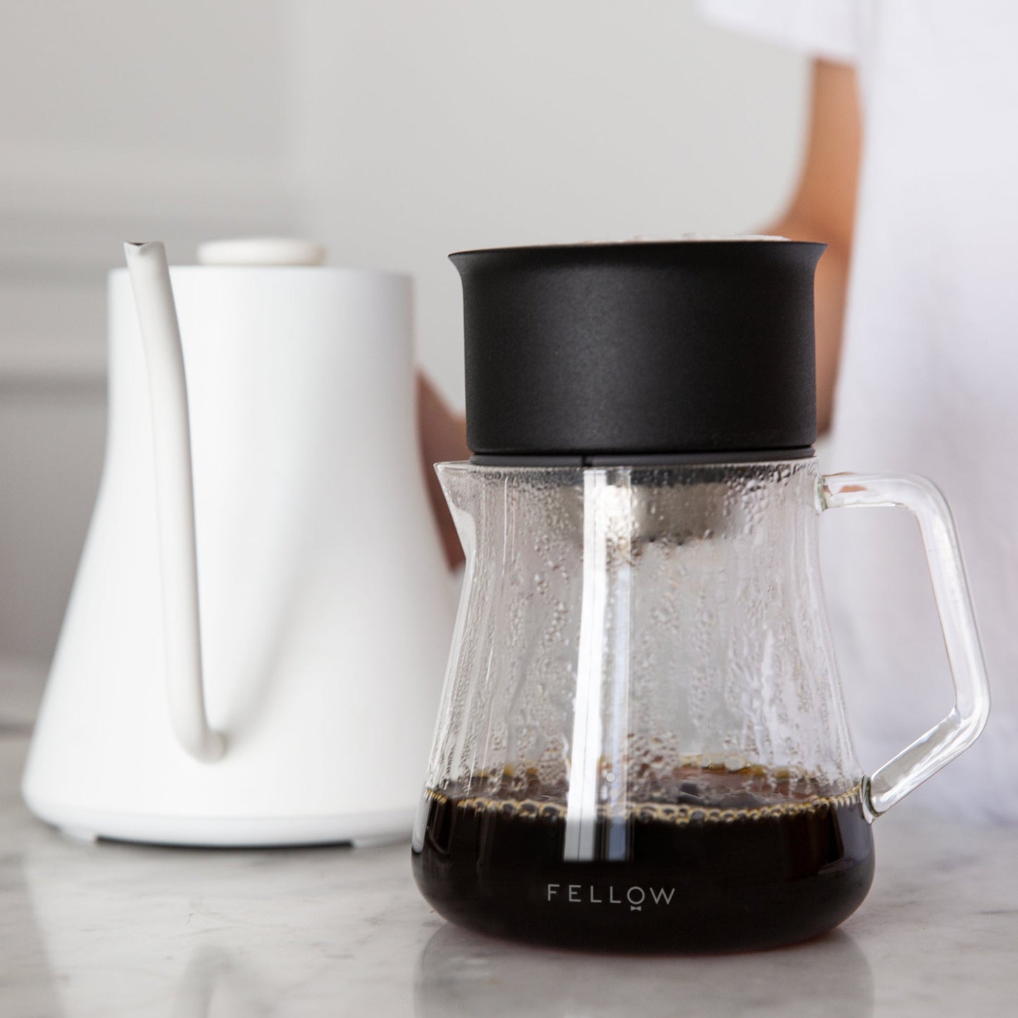 Fellow Stagg X Pour Over Dripper Handfilter mit Fellow Mighty Small Glass Carafe und Fellow Stagg EKG weiß