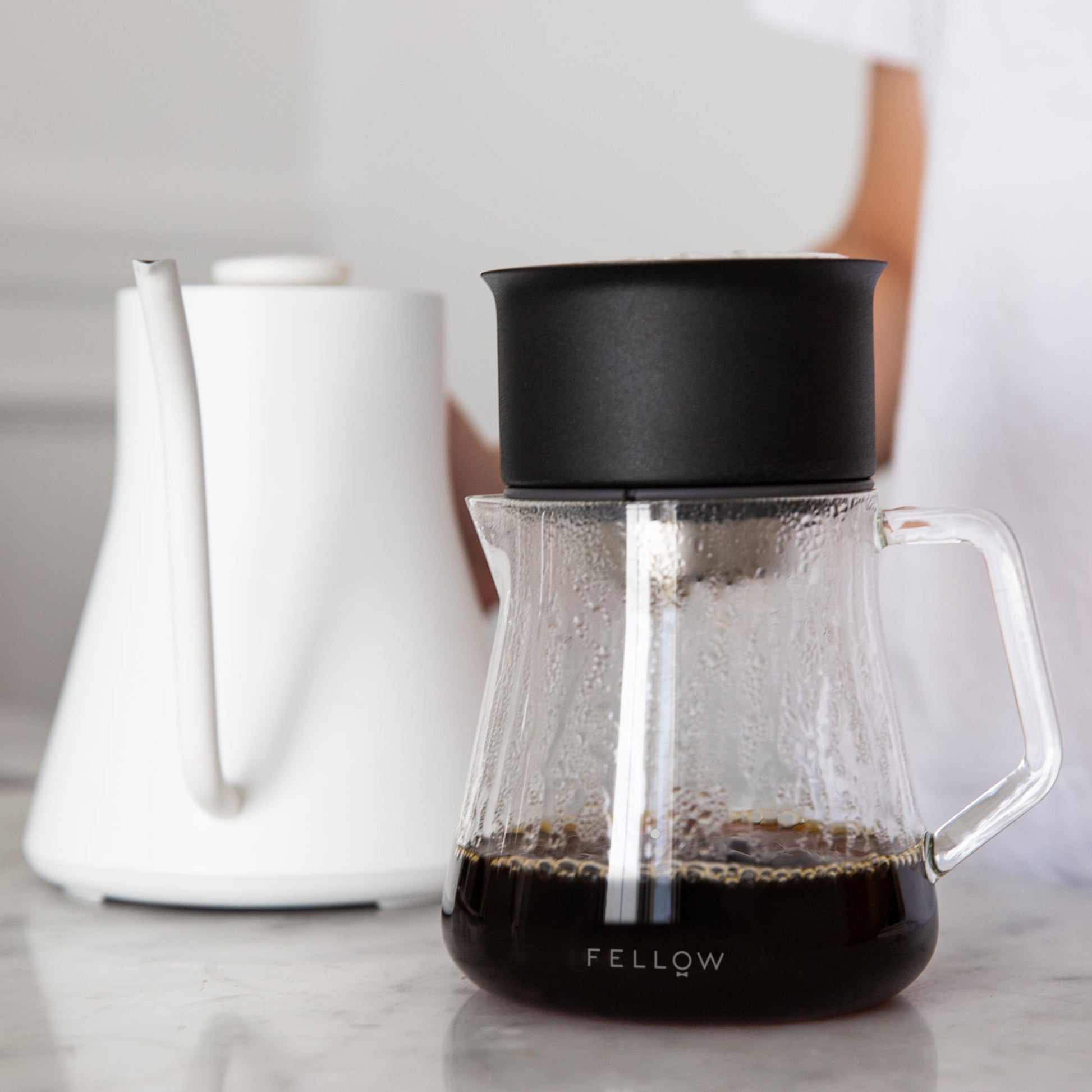 Fellow Stagg X Pour Over Dripper Handfilter mit Fellow Mighty Small Glass Carafe und Fellow Stagg EKG weiß