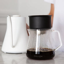 Load image into Gallery viewer, Fellow Stagg X Pour Over Dripper Handfilter mit Fellow Mighty Small Glass Carafe und Fellow Stagg EKG weiß
