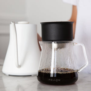 Fellow Stagg X Pour Over Dripper Handfilter mit Fellow Mighty Small Glass Carafe und Fellow Stagg EKG weiß