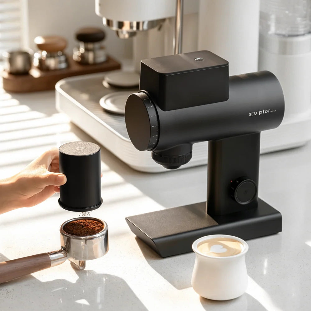 Timemore Sculptor 064S Gen 2 in Schwarz mit Auffangbehälter neben Siebträger