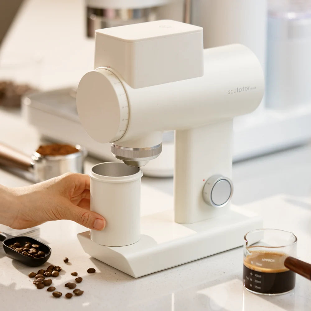Timemore Sculptor 064S Gen 2 in Weiß bei der Pour-Over-Zubereitung