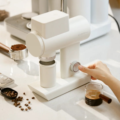 Timemore Sculptor 064S Gen 2 in Weiß mit Auffangbehälter neben Siebträger