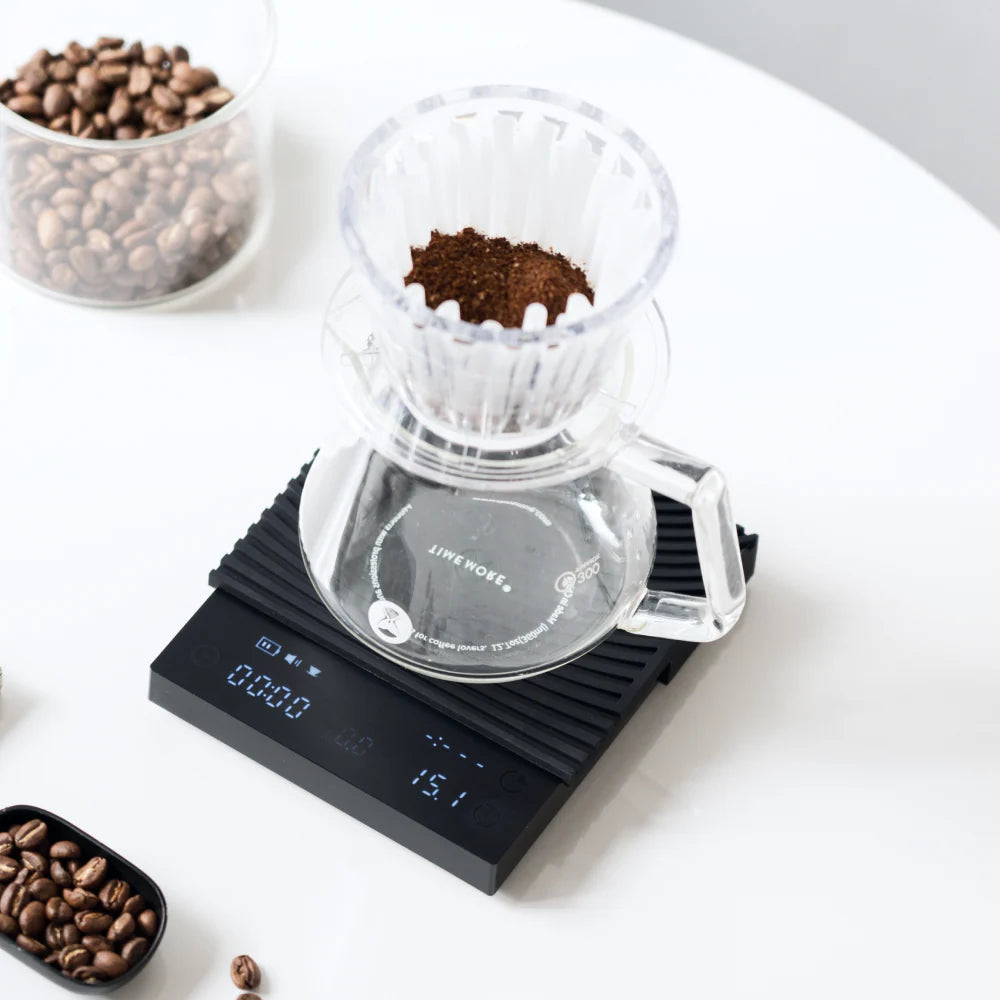 Timemore Black Mirror Basic 3 Digitale Waage für Espresso & Pour-over - neues Modell 2026 schwarz mit schwarzer Silikonmatte und Coffee Server + Dripper