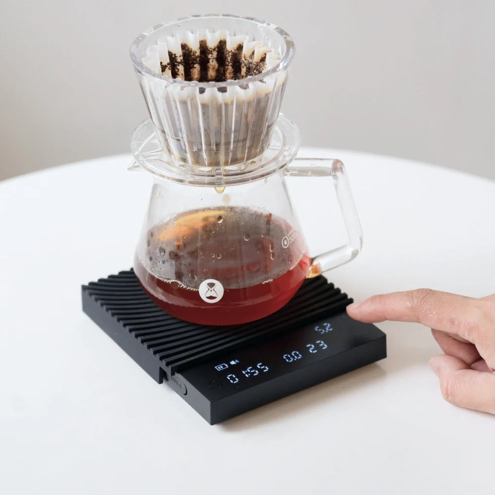 Timemore Black Mirror Basic 3 Digitale Waage für Espresso & Pour-over - neues Modell 2026 schwarz mit schwarzer Silikonmatte, Kaffeezubereitung mit Server und Dripper