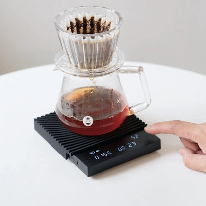Timemore Black Mirror Basic 3 Digitale Waage für Espresso & Pour-over - neues Modell 2026 schwarz mit schwarzer Silikonmatte, Kaffeezubereitung mit Server und Dripper