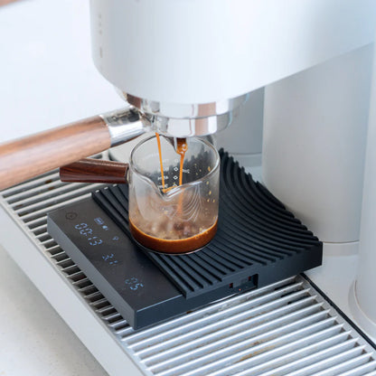 Timemore Black Mirror Basic 3 Digitale Waage für Espresso & Pour-over - neues Modell 2026 schwarz mit schwarzer Silikonmatte, Espressozubereitung