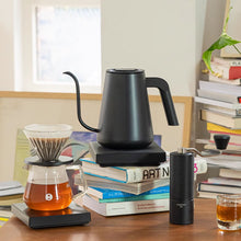 Laden Sie das Bild in den Galerie-Viewer, Timemore Fish Smart Pro Kettle Black mit Timemore Handmühle, Coffee Server und Waage