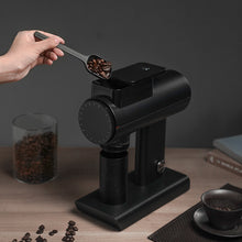 Load image into Gallery viewer, Timemore Sculptor 078 elektrische Kaffeemühle schwarz, Einfüllen der Kaffeebohnen
