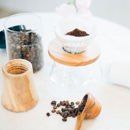 Hario V60 Papierfilter 01 mit Kaffeemehl im Glasdripper