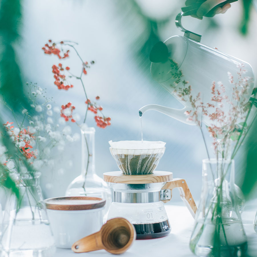 Hario V60 Filterpapier 01 bei der Kaffeezubereitung mit Glaskaraffe