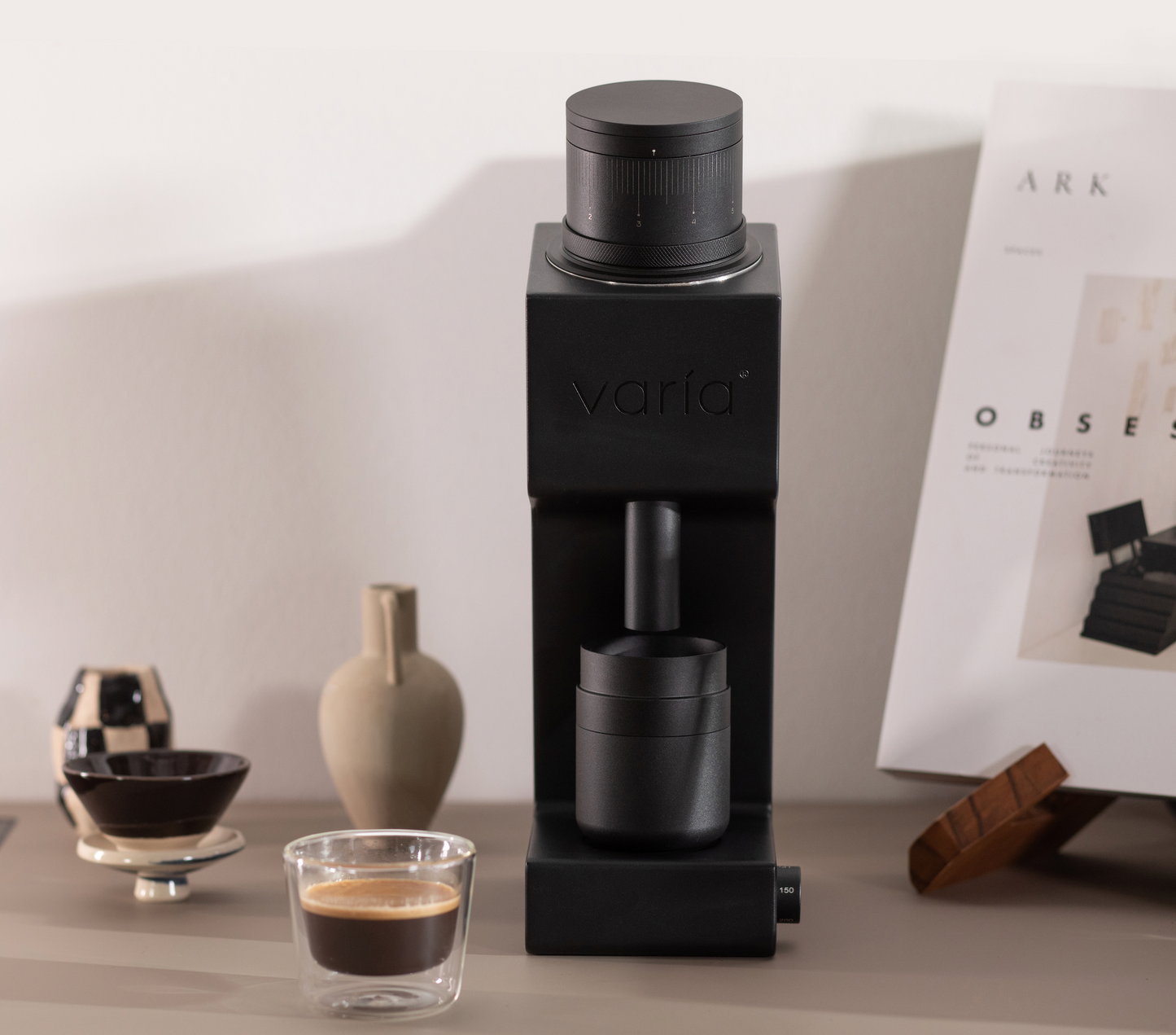 Varia VS4 elektrische Kaffeemühle + Varia AKU Digitalwaage – Barista-Set für Espresso & Filter