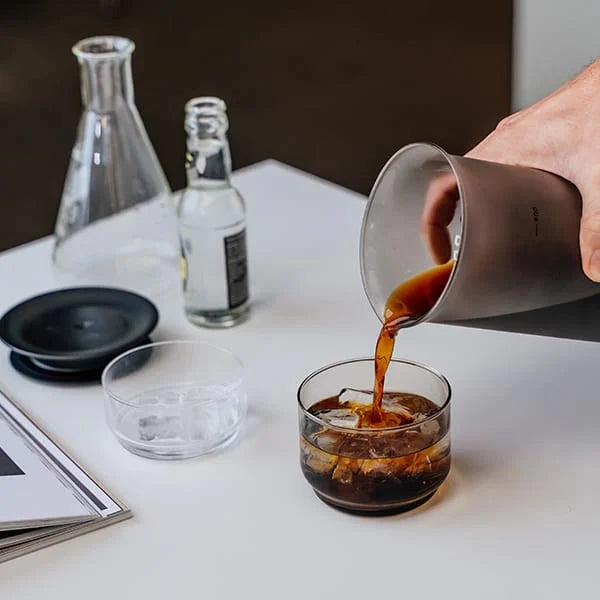 GOAT STORY Cold Brewer beim Einschenken von Cold Brew Kaffee mit Eiswürfeln