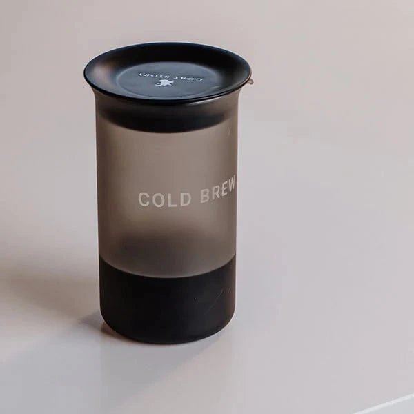 GOAT STORY Cold Brewer 800 ml mit luftdichtem Deckel auf weißem Hintergrund