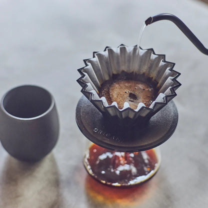 ORIGAMI Dripper im schwarzen AS Dripper Holder auf einer Kaffeekaraffe