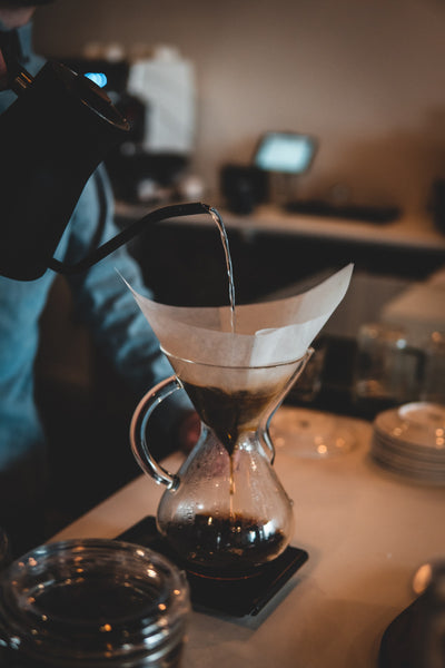 Kaffeezubereitung in der Chemex Karaffe