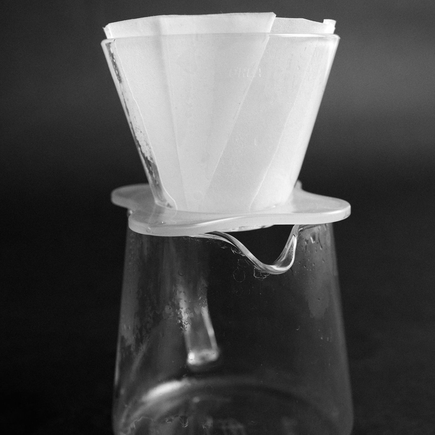 Sibarist FAST Orea V3 Papierfilter in Orea Dripper, auf Coffee Server