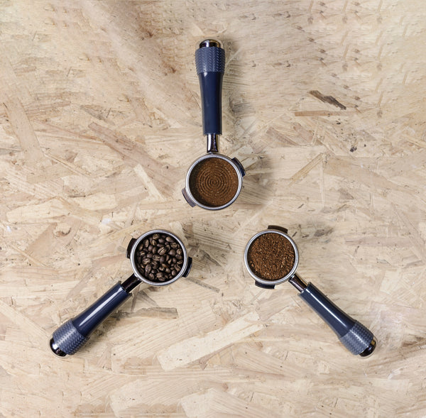 Siebträger mit Kaffeebohnen und verschiedenem gemahlenem Kaffee