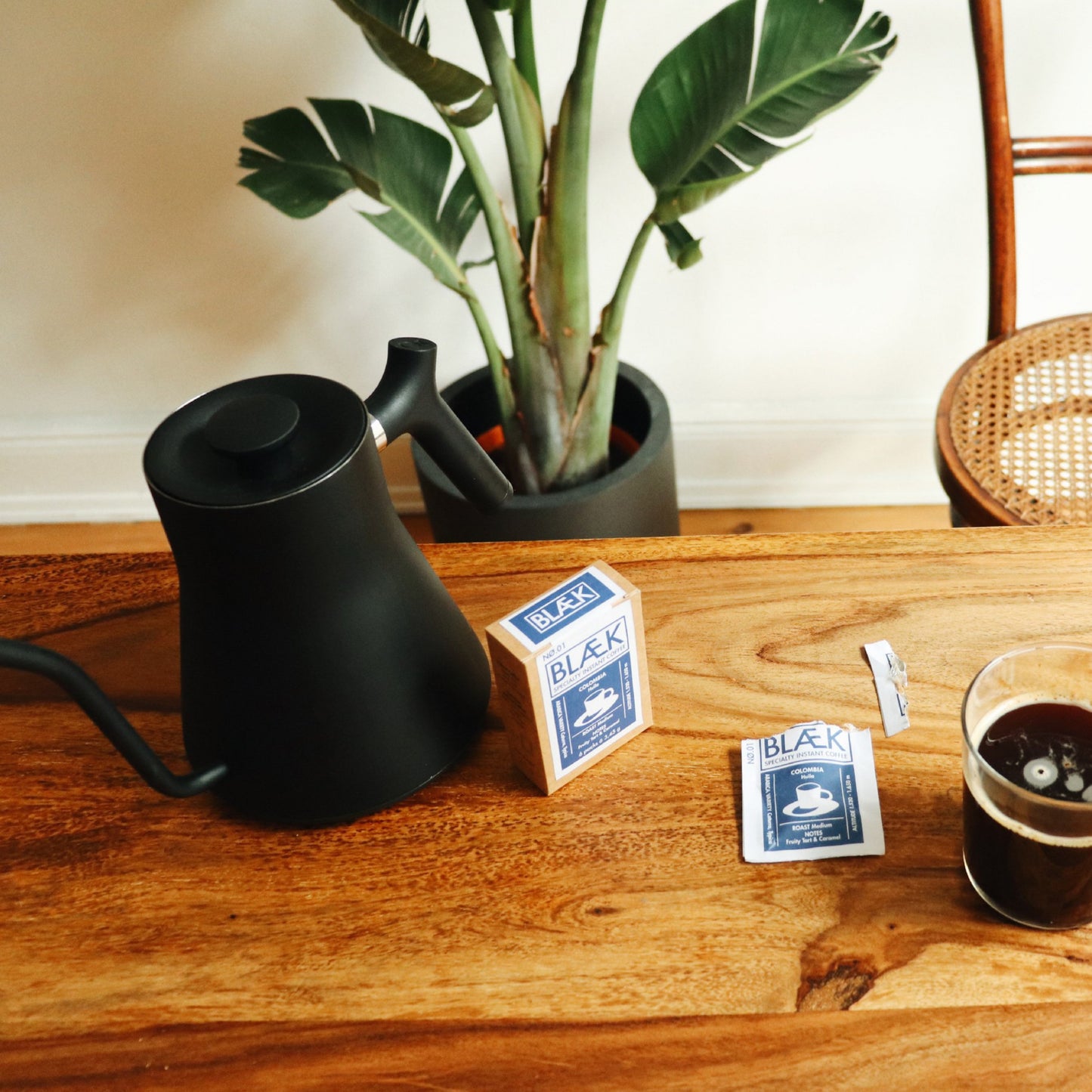 Blaek Instantkaffee Beutel mit Fellow Stagg Wassserkocher