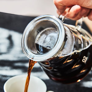 Hario Kaffeekanne mit Kaffee und Tasse