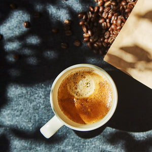 Kaffeebeutel mit Bohnen und Espresso in der Tasse