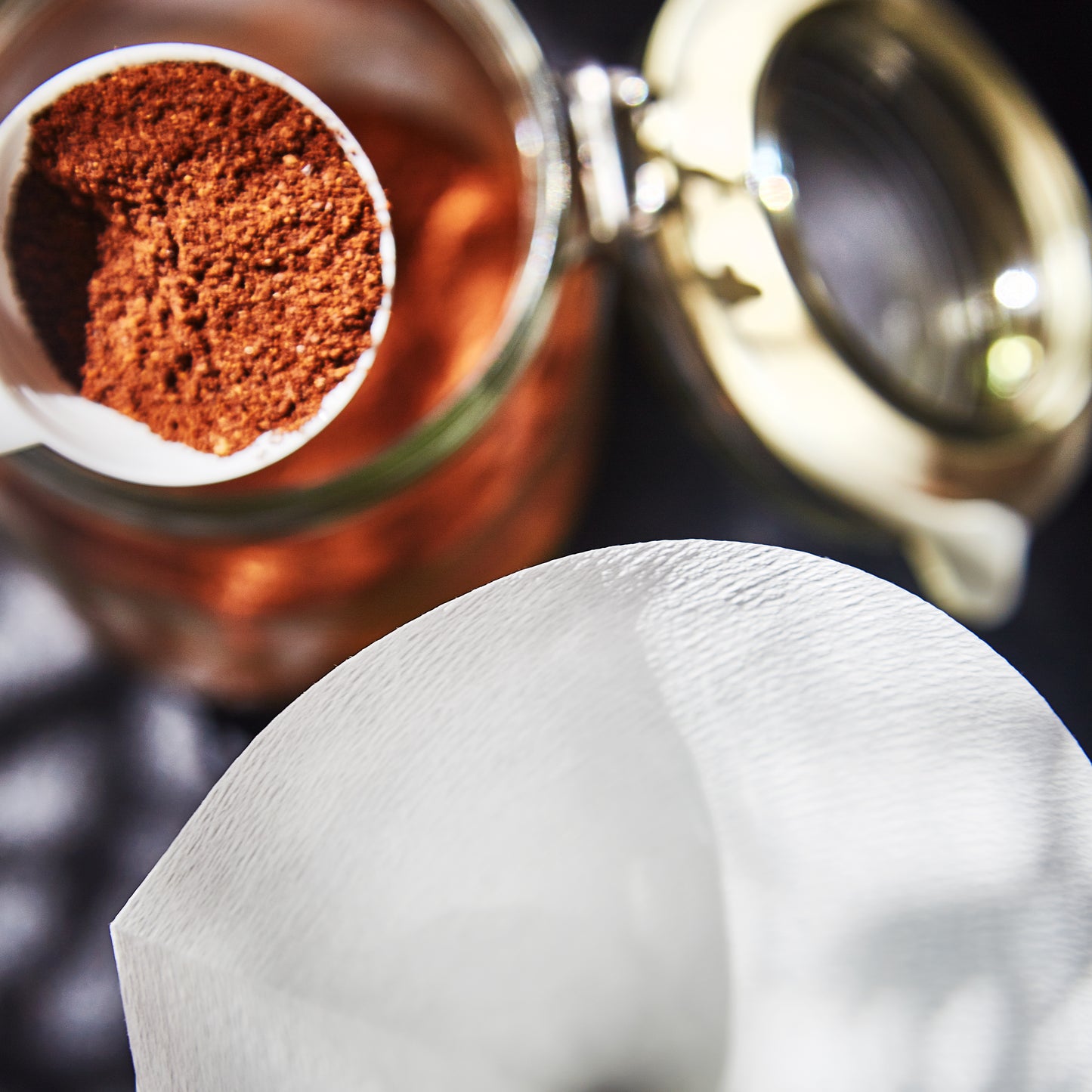 Hario Papierfilter mit Kaffeemehl