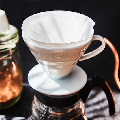 Hario V60 Gr. 02 Filterpapier im Porzellanfilter