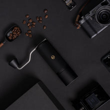 Laden Sie das Bild in den Galerie-Viewer, Timemore X-Lite Handmühle schwarz auf schwarzem Hintergrund mit Kaffeebohnen, Kamera, Handy