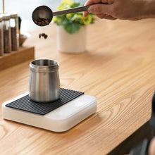 Load image into Gallery viewer, Acaia Pearl Kaffeewaage weiß mit Heat Resistant Pad schwarz und Behälter zum Abwiegen der Kaffeebohnen